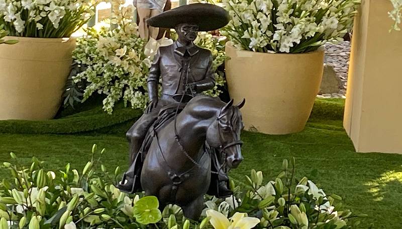 Estatua de Vicente Fernandez en Rancho los Tres Potrillos